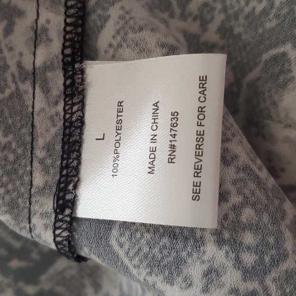 SOLD 🚫 Romeo & Juliet Couture Snake Print Long Sleeve Top sz L - Picture 9 of 11